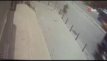 Minibüs sürücüsü, motokuryeye art arda çarparak önünde sürükledi