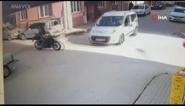Bursa'da motosikletli genç kız araca yandan çarptı: 1 yaralı
