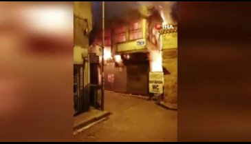 Bursa'da tarihi bina yanarak yıkıldı