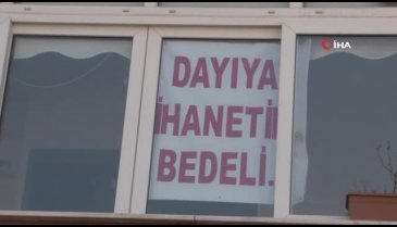 İstanbul'da evin camında şaşırtan pankart