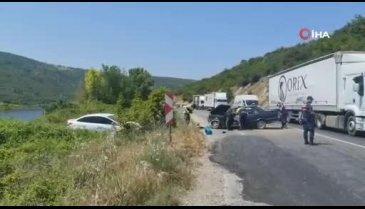 Bursa'da iki otomobil kafa kafaya çarpıştı