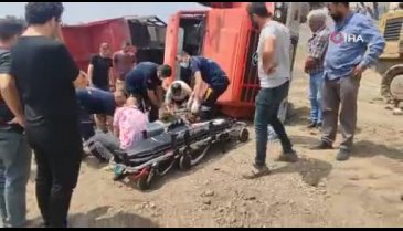 Bursa'da toprak yüklü kamyon devrildi: 1 yaralı