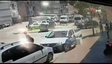 Bursa'da motosiklet, park halindeki minibüse çarptı