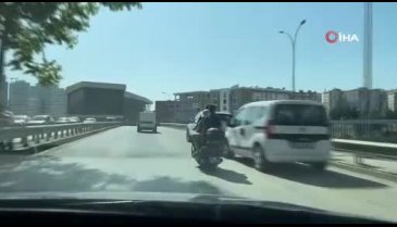Motosiklet üzerinde aile boyu tehlikeli yolculuk