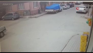 Bursa'da otomobil, önce direğe daha sonra park halindeki araca çarptı