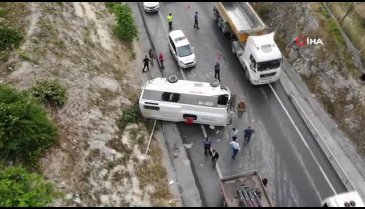 İstanbul'da servis minibüsü devrildi!