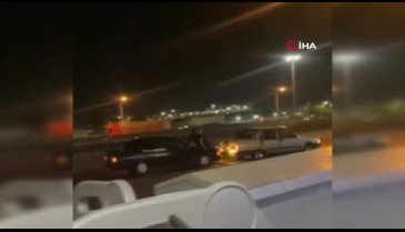Bursa'da ayaklarıyla yolda kalan aracı ittiler