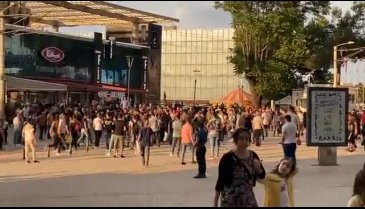 Bursa'da Kent Meydanı'nda tekme ve yumruklar havada uçuştu