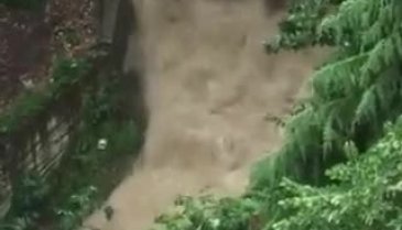 Bursa'da yıldırım düştü, çatılar uçtu!