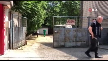 Bursa'da zabıtalar soğuk hava deposunu bastı, etleri yerlerden topladı
