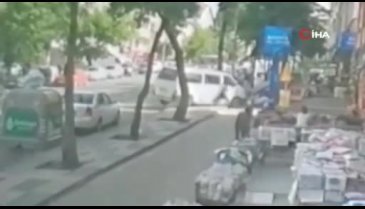 Laf attıkları kızları arabayla ezdiler