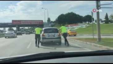 Bursa'da yolda kalan aracın yardımına polisler yetişti