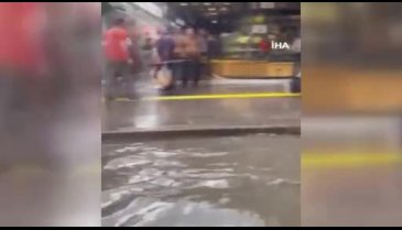 Ankara'da göle dönen caddede balık tutmaya çalıştı