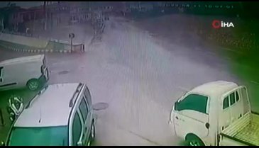 Bursa'da yağmur nedeniyle kayan tır, karşı yönden gelen minibüse çarptı