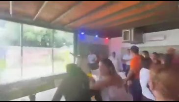 Muhalif lideri Juan Guaido, restorandan kovuldu