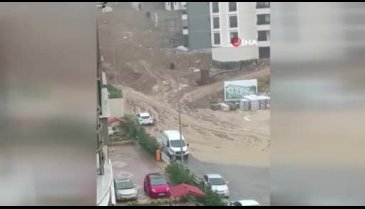 Bursa'da aşırı yağışlar okul bahçesini çamurla doldurdu