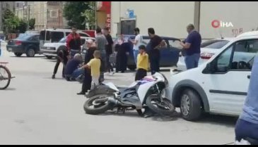 Bursa'da hafif ticari araç ile motosiklet kafa kafaya çarpıştı