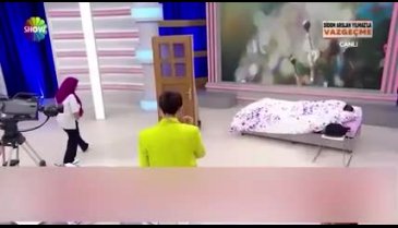 Televizyon programına katılan kadın tuvaletini yapışını canlandırdı