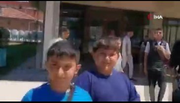 Bursa'da yılanı elleriyle yakalayan kişi çocuklara sevdirdi