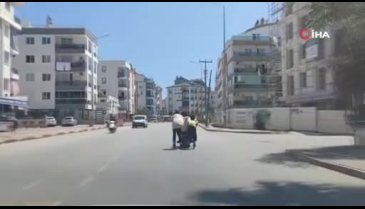 Antalya'da 2'si patenli, 5 çocuğun trafikteki tehlikeli yolculuğu