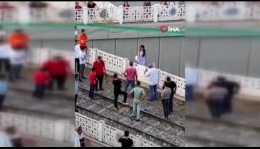 İntihar etmek isteyen kızı kurtarmak istedi, kollarından kayıp gitti