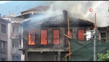 Bursa'da tarihi binada yangın çıktı
