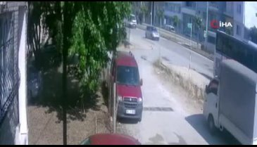 Bursa'da sürücüsünün kontrolünden çıkan otomobil bahçeye uçtu