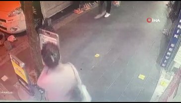 İstanbul'da yolda yürüyen kadına tokat atan şahıs vatandaşlardan dayak yedi