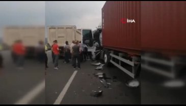 Bursa'da kamyona çarpan sürücü araçta sıkıştı