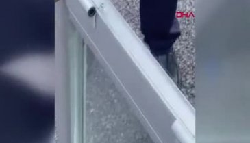 Sivas'ta kuaför kapısının içine yılan girdi