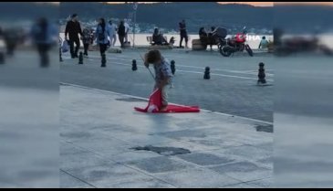 Küçük çocuğun  bayrak sevgisi yürekleri ısıttı