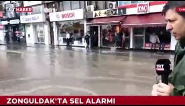 Zonguldak'ta sel haberi sunan TRT muhabiri yayın sırsında rögara düştü
