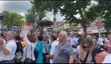 İYİ Parti Bursa İl Başkanlığı zamları protesto etmek için toplandı