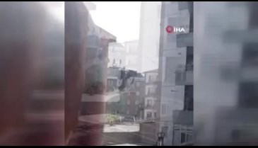 Niğde'de çıkan yangında balkondan atlayan kadını komşusu yakaladı