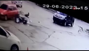Bursa'da hafif ticari aracın çarptığı motosikletli böyle havalandı