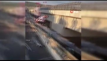 Bursa'da otomobil taşıyan tır viyadükten uçtu: 1 yaralı