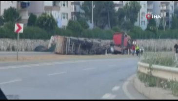 Bursa'da devrilen TIR yolu kapadı