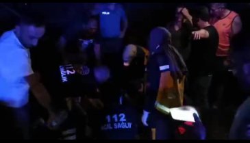 Bursa dev çam ağacı ailenin üzerine devrildi: 1'i çocuk 2 yaralı