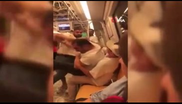 İstanbul'da metroda çıkan kavga yolcuların araya girmesi ile sona erdi