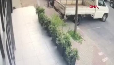 İstanbul Kağıthane'de çekiçli saldırıda 3 iş yeri ile 2 aracın camlarını tuzla buz oldu