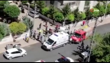 Ehliyetsiz sürücü polisten kaçarken önce araca sonra bahçe duvarına çarptı