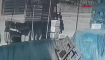Bursa'da otomobillerin çarpıştığı kaza saniye saniye kamerada