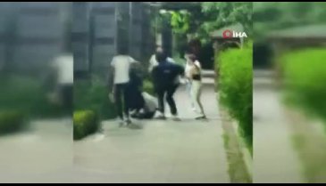 2 genç kız sözlü olarak tacize uğradıkları kişiyi tekme tokat dövdü