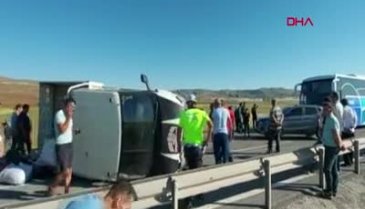 Devrilen kamyonet Sivas- Kayseri karayolunu 1 saat ulaşıma kapattı