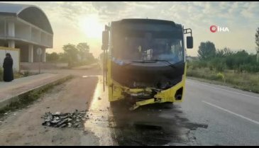 Bursa'da otobüs ile hafif ticari araç kafa kafaya çarpıştı: 1 ölü