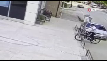 Bursa'da fark edildiğini anlayan hırsız, arkasına bakmadan kaçtı