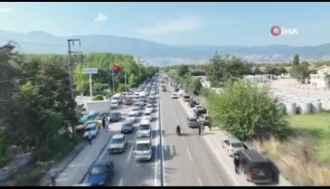 Bursa'da vatandaşlar hayvan pazarına akın edince kilometrelerce araç kuyruğu oluştu
