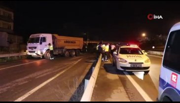 Hafriyat kamyonu bariyerlere çarptı: Şoförün silahla yaralandığı iddia edildi