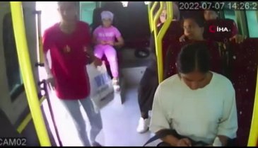 Yolcu olarak bindiği minibüsten düşen kadın öldü