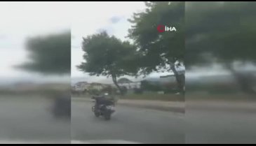 Bursa'da motosikletin üstüne uzanarak giden genç, ölüme davetiye çıkardı